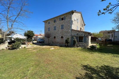 Šarmantna kamena kuća na prostranom terenu u blizini Poreča. (15398)
