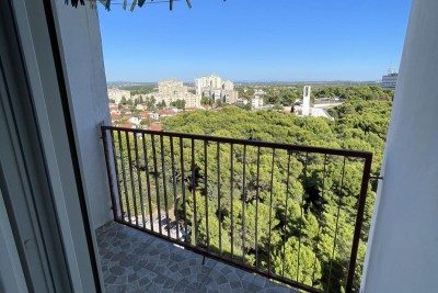 STAN NA VERUDI U PULI – 62 m², POGLED NA MORE I ŠUMU (16108)