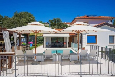In der Nähe von Novigrad, neues Haus mit Schwimmbad.