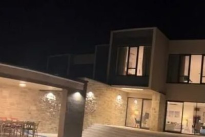 Ein modernes Haus mit Pool steht zum Verkauf und befindet sich in einem idyllischen Dorf in der Nähe von Rovinj.