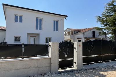 New  house with pool, modernly decorated. 7 km to the center of Porec.