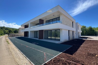 Prodaja - Stan v gradnji z vrtom in parkirnim mestom,