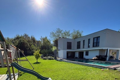 PRILIKA!POPUST!Prekrasna moderna kuća sa bazenom kompletno opremljena,LABIN okolica