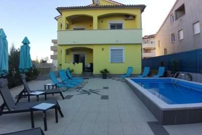 Peroj – House with three apartments and a swimming pool