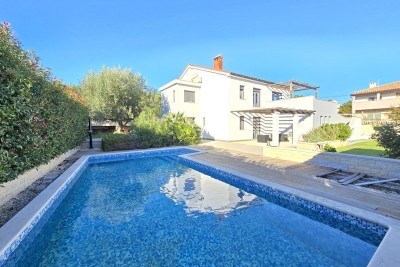 Modern house with a pool in Pula, near the center!