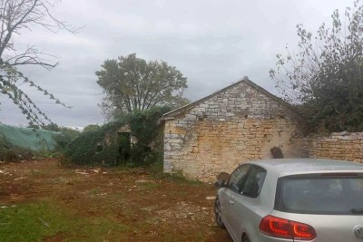 L'Istria, Gimino. È in vendita un terreno edificabile dalla spiccata antichità.