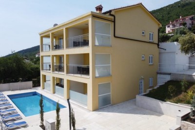 Raša, Šarmantna apartmanska kuća s bazenom i panoramskim pogledom na more