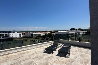 Novigrad, apartment for sale in a gated complex with a large roof terrace.