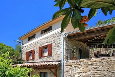 Casale in pietra con piscina e vista panoramica.