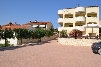 Apartment building with pool in a great location, overlooking the sea in Medulin