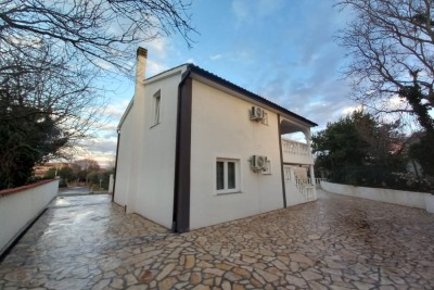 Prodaja hiše z dvema ločenima stanovanjem, Šišan!