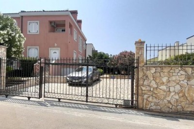 Izvrsna prilika! NEKRETNINA SA UPORABNOM DOZVOLOM.  Ekskluzivna prodaja stana na top lokaciji s okućnicom i parkinim mjestom. Pogled na more! Pošesi, Medulin!!