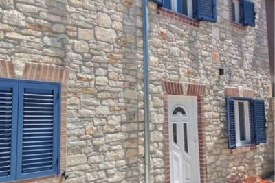 Renovirana kamena kuća s bazenom – mirno selo blizu Svetvinčenta