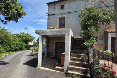 Verkauf eines renovierungsbedürftigen Hauses mit Baugrundstück in der Nähe von Poreč, Žbandaj!