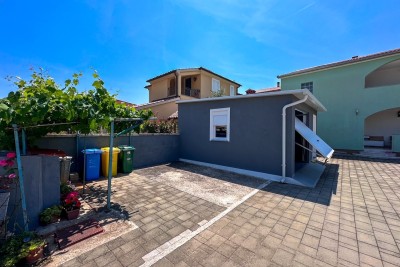 Wir verkaufen ein Haus mit zwei Wohnungen in Valbandon.