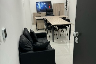 Prodajemo poslovni prostor v centru Pule.