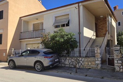 Kaštanjer, Haus mit zwei Wohnungen, Garage und schönem Garten.