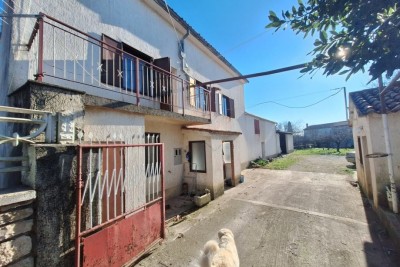 A stone house with a barn and yard for sale, near Kanfanar!