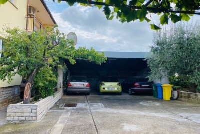 Casa spaziosa a Pola con grande cortile e numerose possibilità