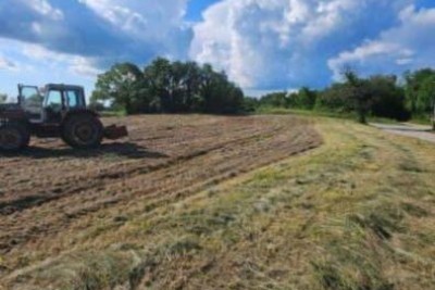 Prodaju se tri građevinske parcele i jedna poljoprivredna parcela.