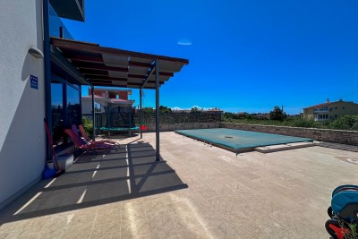 Vendiamo un appartamento al piano terra con piscina privata. Medolino