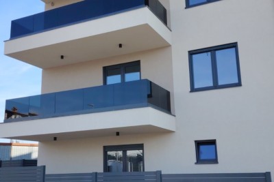 Enosobno stanovanje B3 v 3. nadstropju s KROVNIM TERASO, Vabriga!