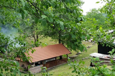 Ogulin , Baugrundstück mit Holzhaus – eine Oase der Ruhe
