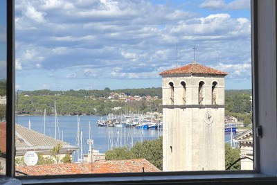 Appartamento in vendita nel centro di Pola con vista sulla cattedrale e sul mare.