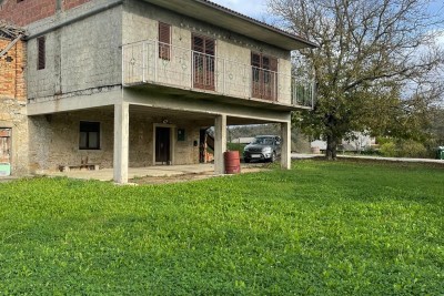 Kuća i gosp.objekt na atraktivnom zemljištu 12.800m2,Cerovlje okolica