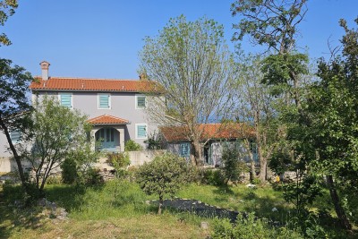 TOP LOKACIJA Kuća sa prekrasnim pogledom i prostranim zemljištem,Labin okolica