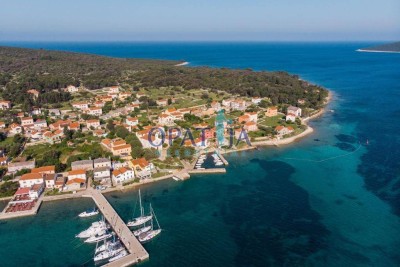 Ilovik-kuća sa tri stana, pizzerijom, slastičarnom i kušaonom vina