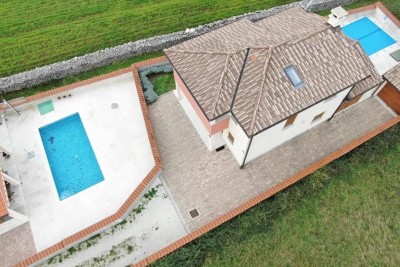 Ein wunderschönes Haus mit Pool, umgeben von viel Grün!