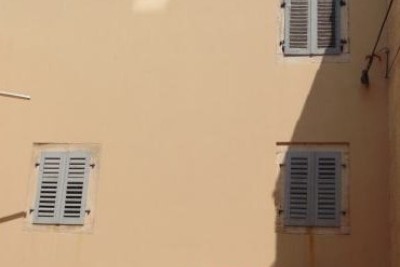 Casa spaziosa a Marčana con tre piani e giardino in vendita.