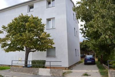 Haus mit Wohnungen und Geschäftsräume in Pula