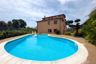 Novigrad, Wohnung an attraktiver Lage mit Pool.