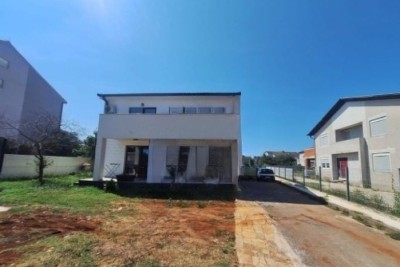 Medulin – Freistehendes Haus mit 7 Apartments auf großem Grundstück, Garage und Abstellraum