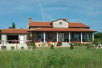 We are selling a house in a quiet location. Marčana.