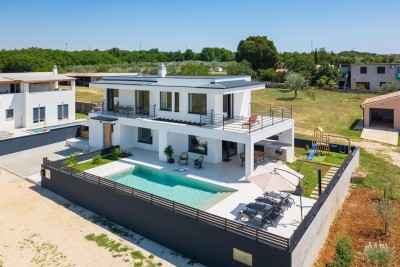 Pula Galižana. Villa with a pool, outdoor kitchen, and sea view.