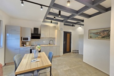 Geräumige Wohnung mit 6 Zimmern in Pula, nahe dem Zentrum und dem Meer, moderne Annehmlichkeiten und Sicherheit.