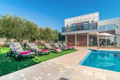 VODNJAN – Modern Villa with Pool, View of Brijuni, and Spacious Yard!