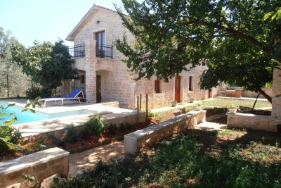 Marcana. Due case in pietra con piscina.