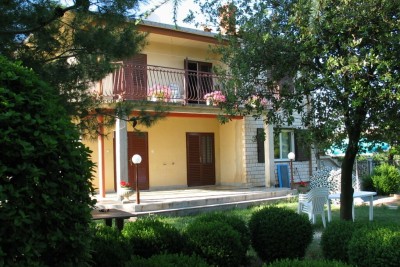 House with three apartments and large land surrounded by vineyards and olive groves.