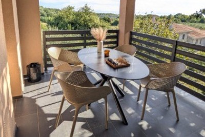 BRTONIGLA, ISTRIEN – Moderner 3-Zimmer-Apartment mit Garten und zwei Parkplätzen