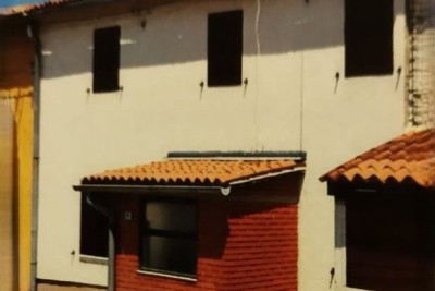 Prodamo kamnito hišo v centru Brtonigle.