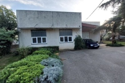 Ližnjan – Poslovna zgrada z dodatnim gradbenim zemljiščem na atraktivni lokaciji v centru