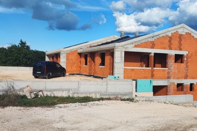 For sale: duplex house in a quiet neighborhood near Vodnjan.