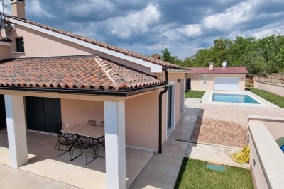 Blizna città di Svetvinčenat. Casa bifamiliare circondata dal verde.