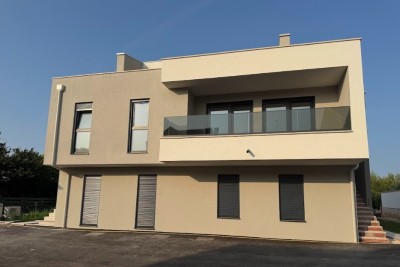 Lussuoso appartamento su due piani con vista mare e ampia terrazza a Zambratija