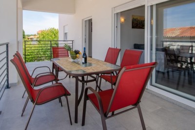 Prodaja dvoetažnog stana s velikom vrtom i garažom, Ližnjan!