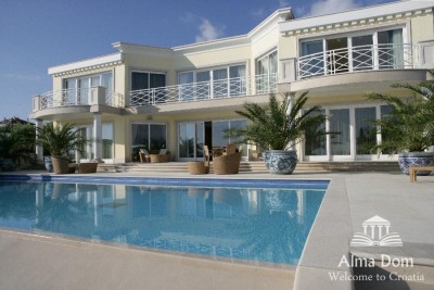 Stunning villa on the seafront!